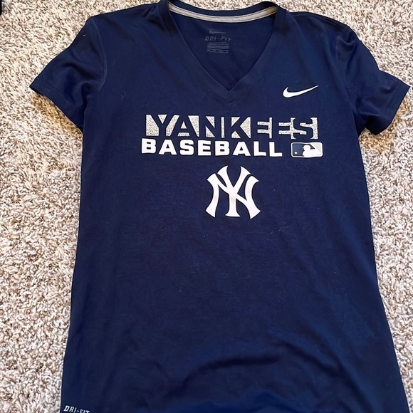 Nike Tops - 🌸🌸🌸Nike Yankees dri-fit tee!